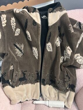 VNT Denali reversible hooded heavy fleece jacket with a deer and pines L